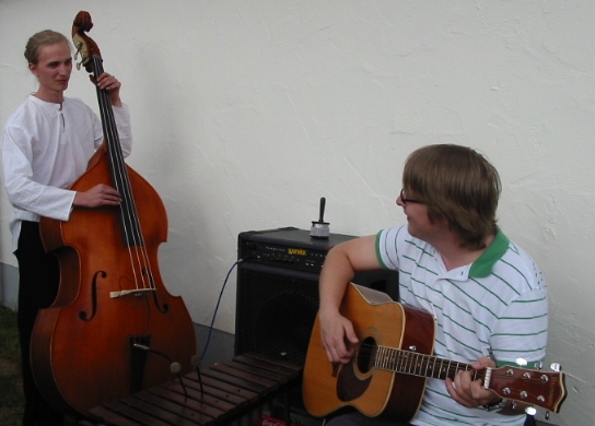 Richard am Kontrabass und Marc spielen den Weg des Narren